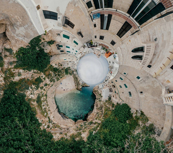 老白色城市在蓝色附近海 Polignano 阿普利亚海岸蓝色在意大利无人机 360 vr