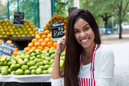拉丁美洲妇女在农民市场上销售水果