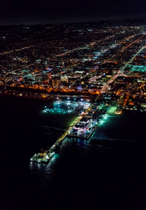 夜晚的圣莫尼卡海岸线鸟瞰图