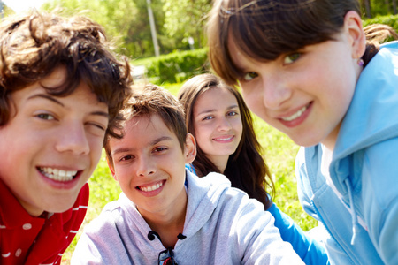 夏天快乐的小女孩在干草上笑快乐的朋友一起玩乐的前晚餐鸡尾酒会户外