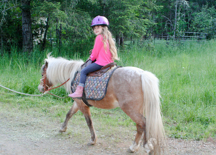年轻的小女孩骑小马