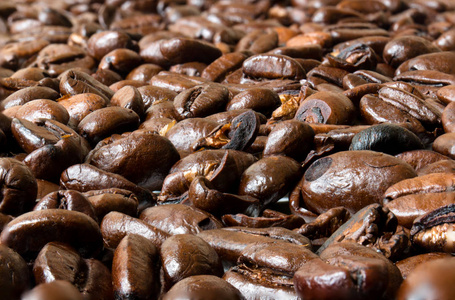 白色表面上的咖啡豆的宏观拍摄