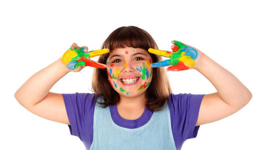 滑稽的女孩用脸和手覆盖在白色背景上的油漆隔离