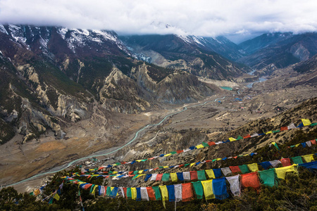 美丽的山风景与 Bagmati 河在喜马拉雅山在春天天, 尼泊尔。在前景, 色彩鲜艳的旗帜