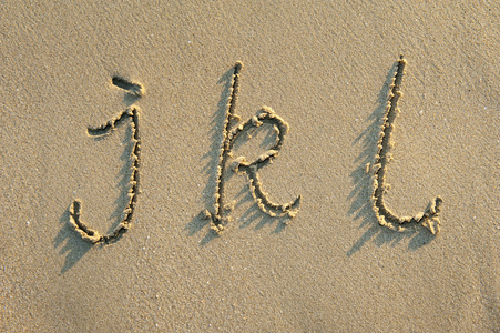 在沙滩上的手写字母