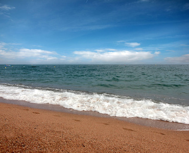 一个美丽的夏日风景与地中海海岸的沙滩