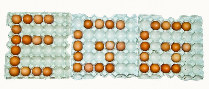 孤立在白色背景上的新鲜鸡蛋大纸盒