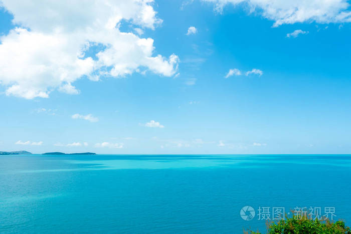 晴朗的天, 美丽的夏日蓝天白云笼罩在平静的海面上