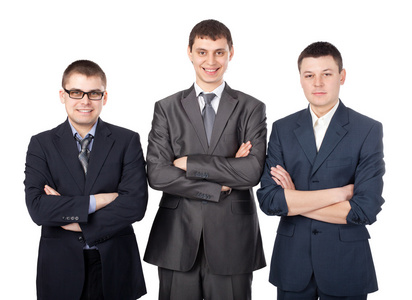 三个年轻人微笑着站在一起被折叠的手分离和提纯的商务男士