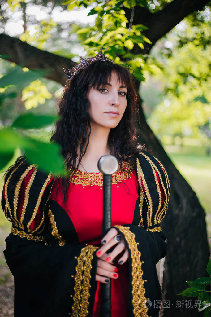 幻想.中世纪黑色和红色礼服与金刺绣