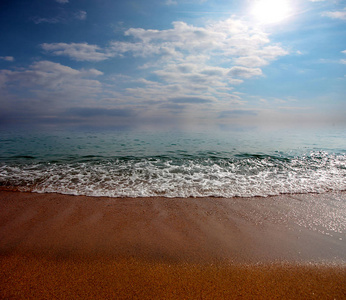 一个美丽的夏日风景与地中海海岸的沙滩