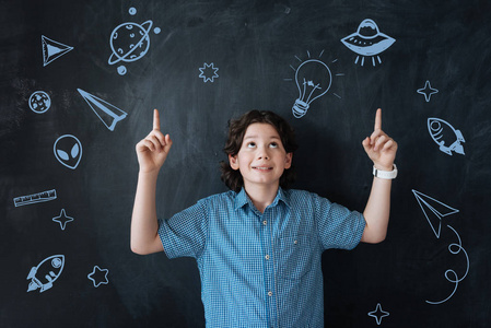 聪明的小学生梦想着他未来的工作照片