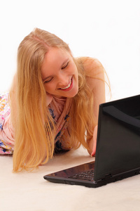 微笑着的年轻女人，用一台笔记本电脑
