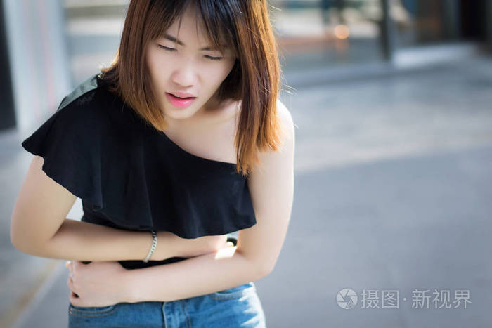胃痛的妇女;患病妇女胃痛, 月经期抽筋, 腹痛, 食物中毒, 胃炎, 胃酸