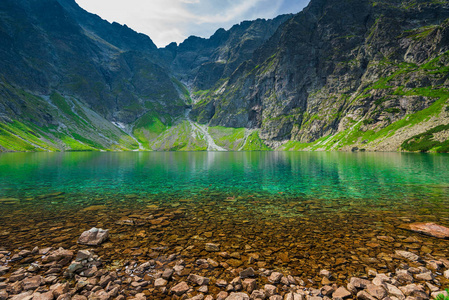 波兰 Tatra 高山上的一座冷如画的山湖 Czarny Staw