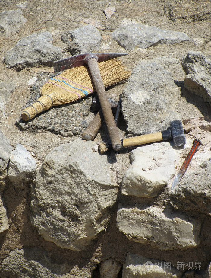 考古学家在发掘现场工具
