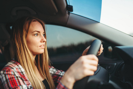 年轻女子新手驾驶汽车, 后视。车内女人, 汽车司机概念