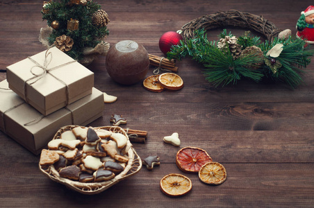 圣诞节背景的顶级视图。圣诞礼物, 饼干和干橘子在棕色的木桌上