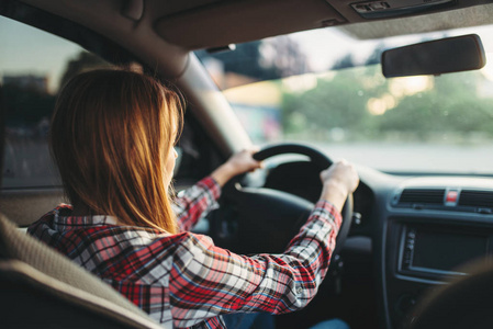 年轻女子新手驾驶汽车, 后视。车内女人, 汽车司机概念