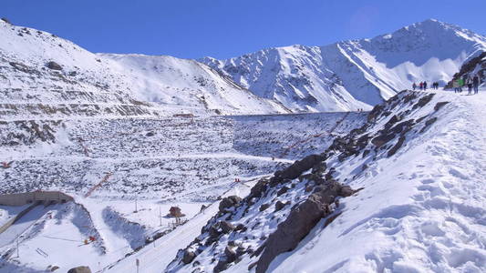 山雪与自然景观