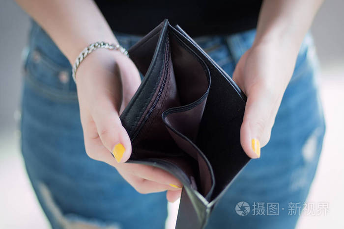 可怜的女人没有钱空钱包妇女的画像空钱包穷人贫穷破产金融崩溃失业没