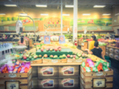 绿色购物背景：零售超市中的新鲜食品篮