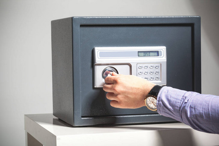 手打开保险箱,关闭了照片