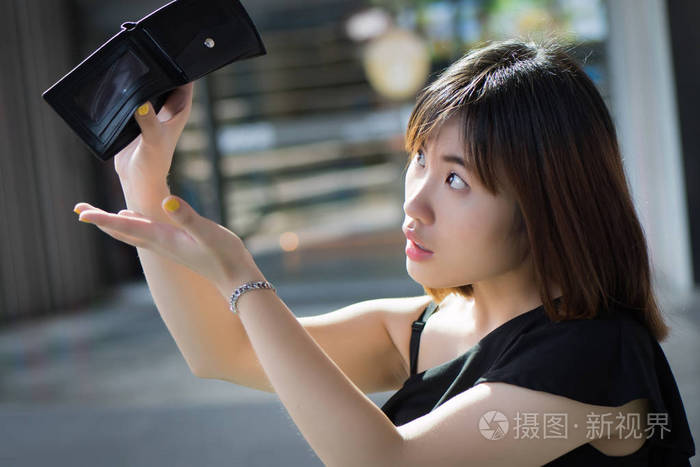可怜的女人没有钱 空钱包 妇女的画像空钱包 穷人 贫穷 破产 金融崩溃 失业 没有信用概念 亚洲年轻成年女子 模特照片 正版商用图片04um81 摄图新视界