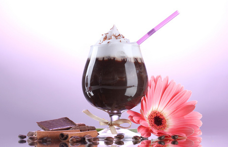 glass 咖啡鸡尾酒和非洲菊朵花的紫色背景