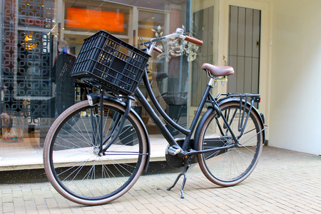 附近商店的自行车。gorinchem。荷兰