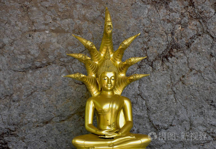 金佛像雕像, 七头在泰国寺庙.有修剪路径.背景是大石头