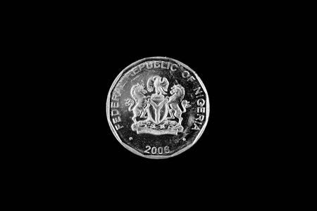 尼日利亚 bimettalic 50 kobo 硬币的特写图像在黑色背景下被隔离