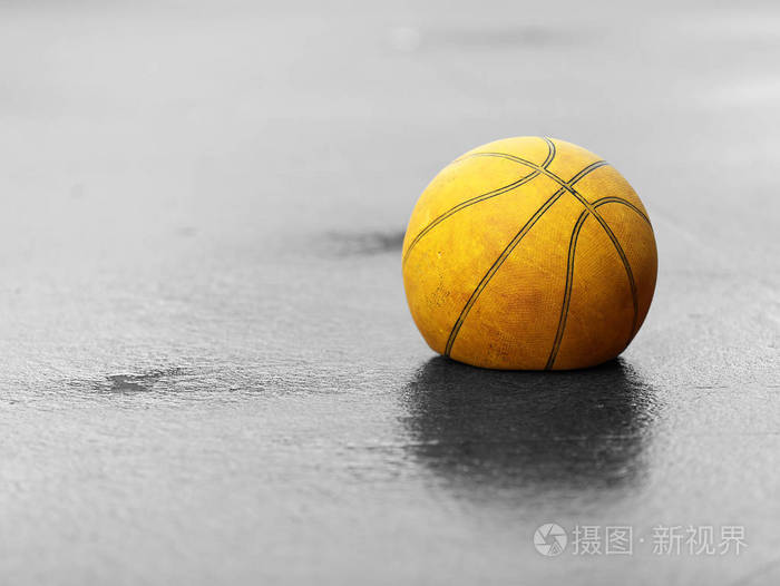 黑色和白色黑白相间的单色黄色功能旧篮球.平瘪, 放下