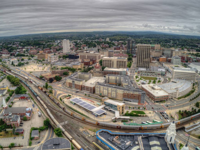 空中无人机鸟瞰马萨诸塞州伍斯特, 多云的一天
