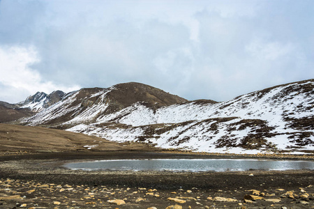 全景与小山湖和雪山山顶, 闭合的云彩, 尼泊尔