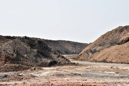 沙漠雨后雨后的许多大土堆.背景是天空照片