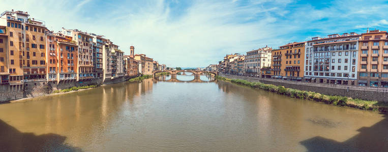 五颜六色的老建筑线全景风景意大利佛罗伦萨的阿诺河