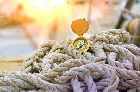 在港口码头上航行的指南针的航海绳索。游艇旅行背景