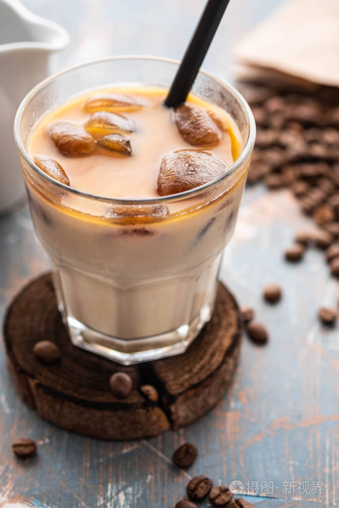 冰咖啡玻璃与冰块在木桌背景冰咖啡复制空间