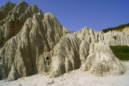 在扎金索斯岛的海岸边的岩石