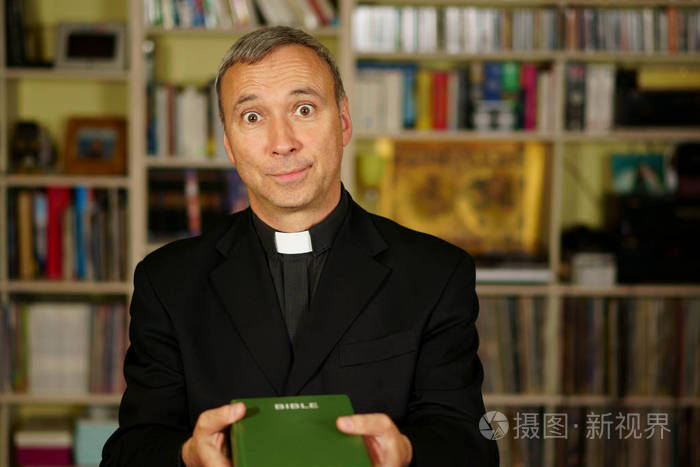 一个漂亮的天主教神父试图说服我们进入他的图书馆.