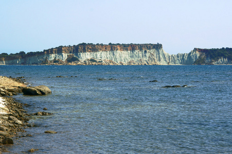 与岩石上扎金索斯岛的海滩