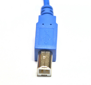 孤立在白色的 usb 电缆