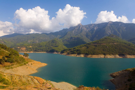 美丽的风景与水库和山。土耳其