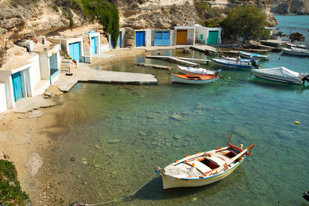 希腊的 Mandrakia 村与他五颜六色的房子和渔船