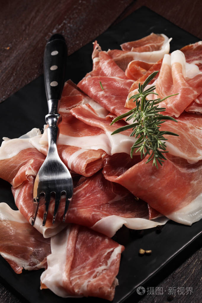 意大利火腿crudo或jamon与迷迭香生火腿