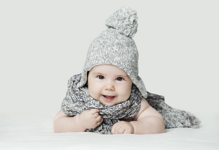 可爱的小婴儿在针织帽子肖像。 快乐的小孩