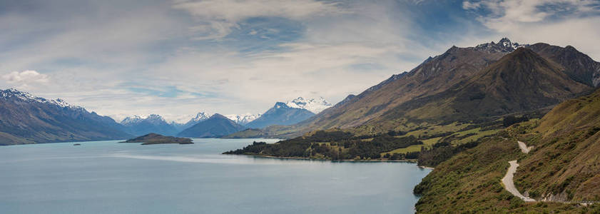 从皇后镇到 Glenorchy 的道路全景图瓦卡蒂普湖和周围的山脉在左边