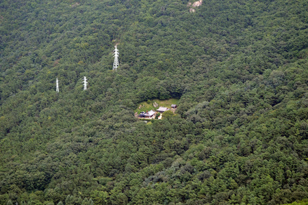 一座被树木和森林环绕的韩国寺庙。Pic 是采取