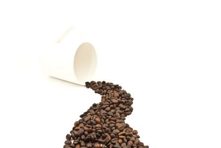 咖啡豆和咖啡杯子白色背景上孤立